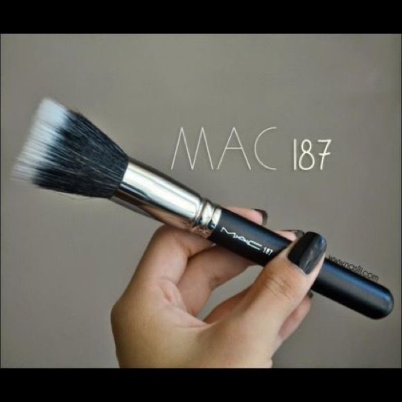 MAC 187Synthetic Duo Fibre Face Brush - Picture 3 of 3